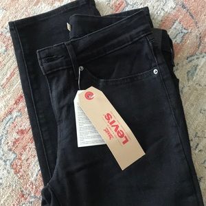 712 Mid Rise Slim Levi’s Black Pants 27x32